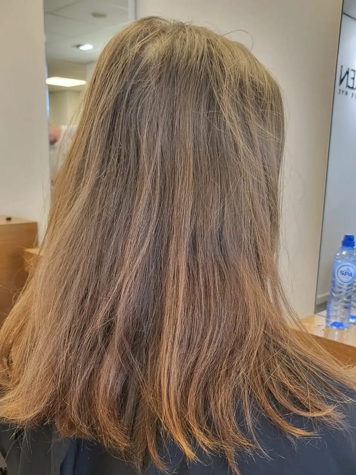 Zonnige, warme highlights op lang haar